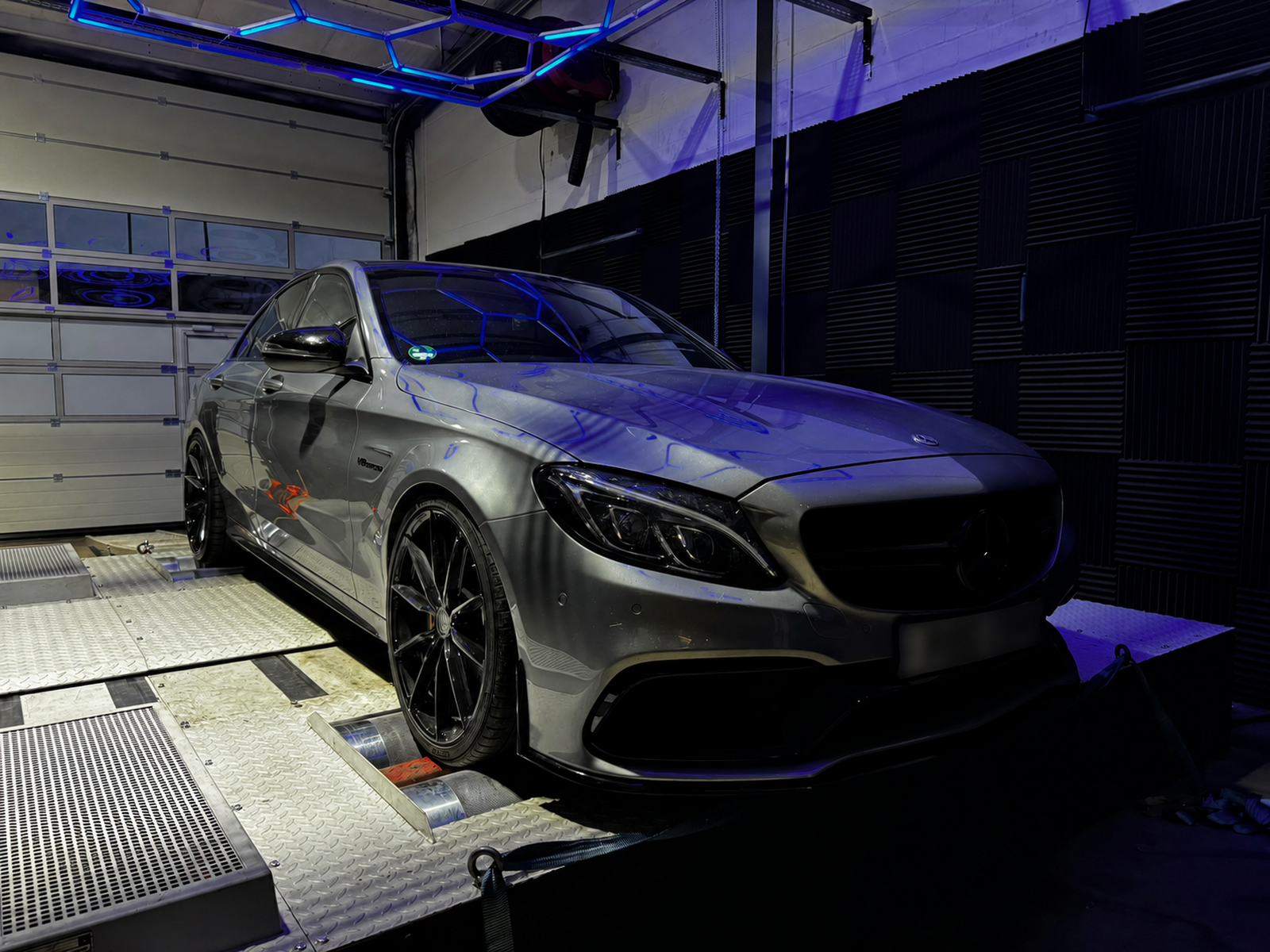 Grauer Mercedes-AMG C63 S W205 auf dem Prüfstand
